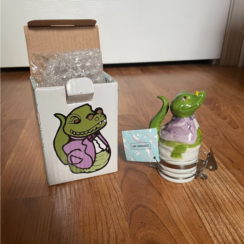 NWT-ceramic crocodile jar